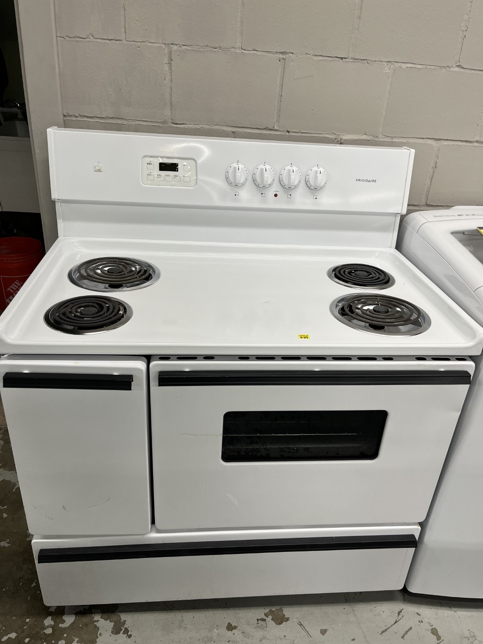 Frigidaire 40'' Freestanding Electric Range White-FEF402BW